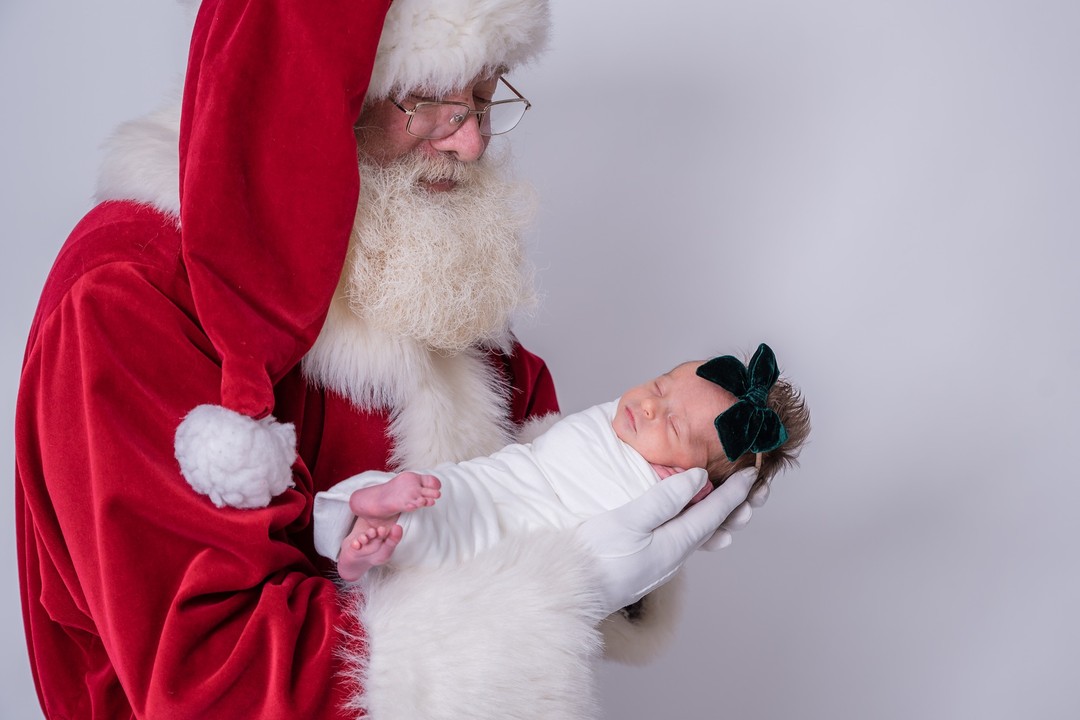 Did you see our email / newsletter on Friday? We sent out dates and info for Santa Minis! Wahoooo! We are so excited to offer these. We've never done Santa mini's before. Last year we tried them out with a newborn and my own kids and it was wonderful! So that's what we are doing this year! Drop your favorite Christmas emoji below and we'll send you info! Two Dates: Friday Dec 2 and Sunday Dec 4th! Who's in?