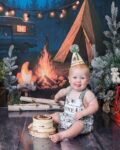 Loved shooting this cake smash with a fun outdoors theme— the blend of icing and nature added a fun twist to any studio cake smash. Plus, this kiddo made a mess and of course that is exactly what we want! 🍰🌳